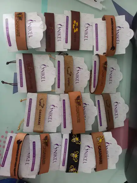 Brazaletes en retal de cuero: Estilo y Significado en Tus Manos (Unidad)