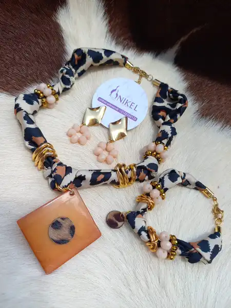 Collar de Mostacilla Artesanal: Elegancia y Artesanía en Cada Detalle (Unidad)