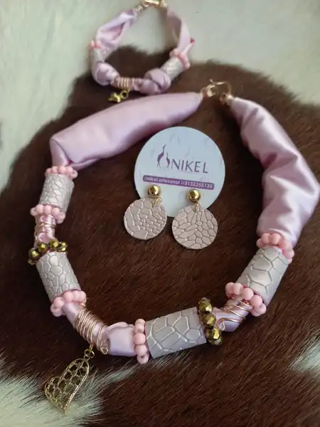 Collar de Mostacilla Artesanal: Elegancia y Artesanía en Cada Detalle (Unidad)