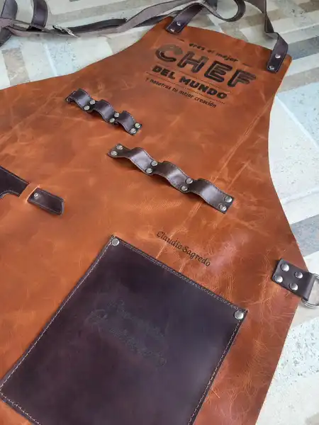 DELANTALES EN CUERO PERSONALIZADOS