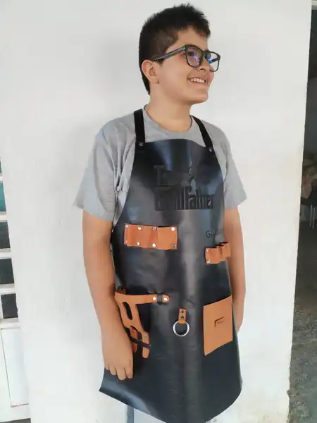 DELANTALES EN CUERO PERSONALIZADOS
