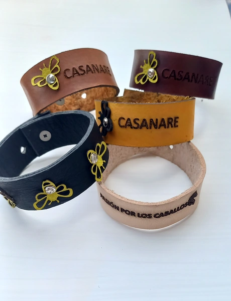 Brazaletes en retal de cuero: Estilo y Significado en Tus Manos (Unidad)