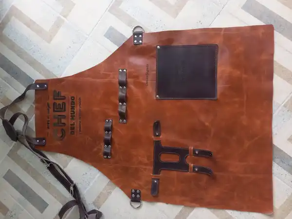 DELANTALES EN CUERO PERSONALIZADOS